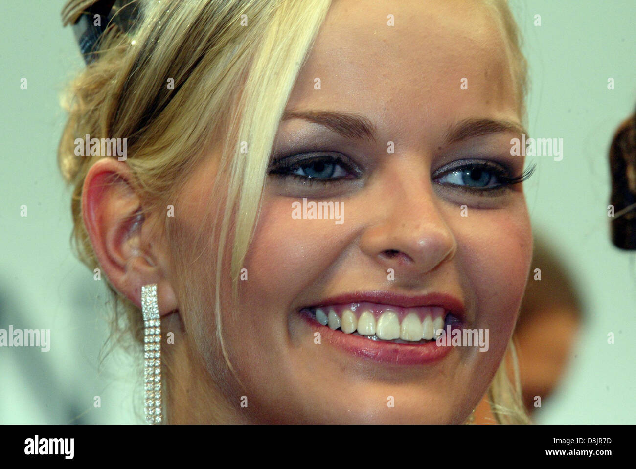 (Dpa) - die neue "Miss Deutschland 2005", 19-Year-Old Antonia Schmitz, lächelt nach ihrer Wahl im Europa-Park in Rust, Deutschland, 29. Januar 2005. 22 Kandidaten aus ganz Deutschland nahmen an der Schönheitswettbewerb. Stockfoto