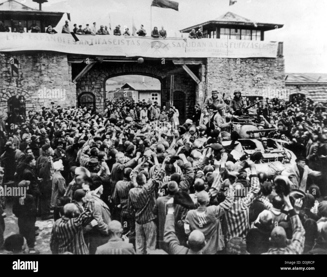(Dpa-Dateien) - Häftlinge des Konzentrationslagers Mauthausen feiern ihre US-Befreier in Mauthausen, Deutschland, 5. Mai 1945. Stockfoto