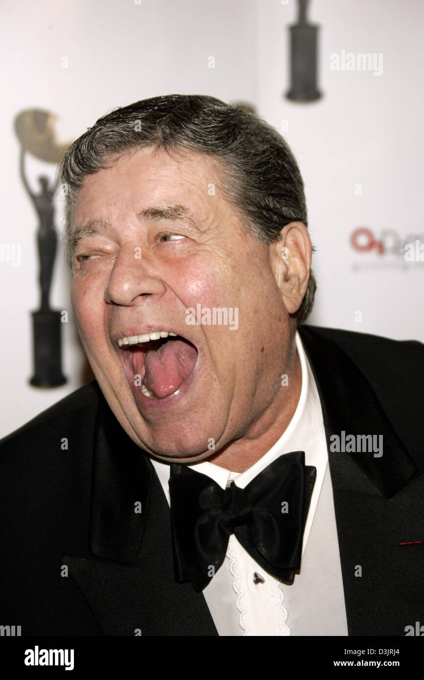 (Dpa) - US-Schauspieler und Komiker Jerry Lewis zieht ein Gesicht, als er für die Satellite Awards in Beverly Hills/Hollywood, Kalifornien, USA, 23. Januar 2005 kommt. Stockfoto