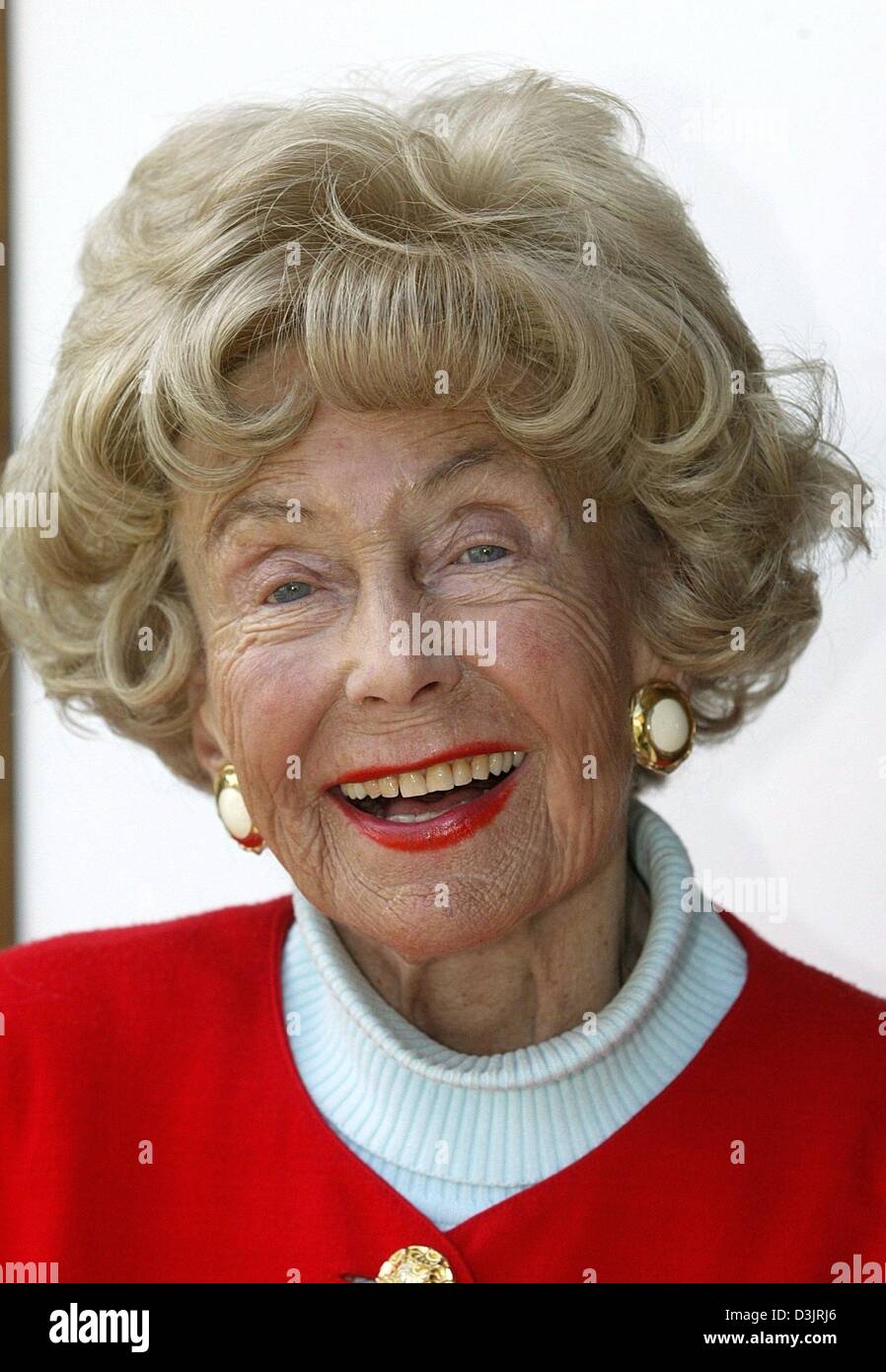 (Dpa) - Ufa film Stern, Carola Hoehn lächelt, als sie in ihrer Wohnung in München, 30. Dezember 2004 abgebildet wird. Die Schauspielerin, die zum Ruhm der 1930 in vom deutschen Filmstudio Ufa produzierte Filme stieg, feiert am 30. Januar 2005 ihren 95. Geburtstag. Stockfoto