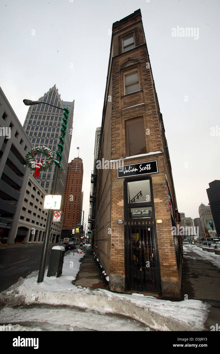 (Dpa) - Blick auf einem extrem schmalen Gebäude fotografiert von Cadillac Platz im Schnee bedeckt Innenstadt von Detroit, Michigan, USA, 8. Januar 2005. Stockfoto
