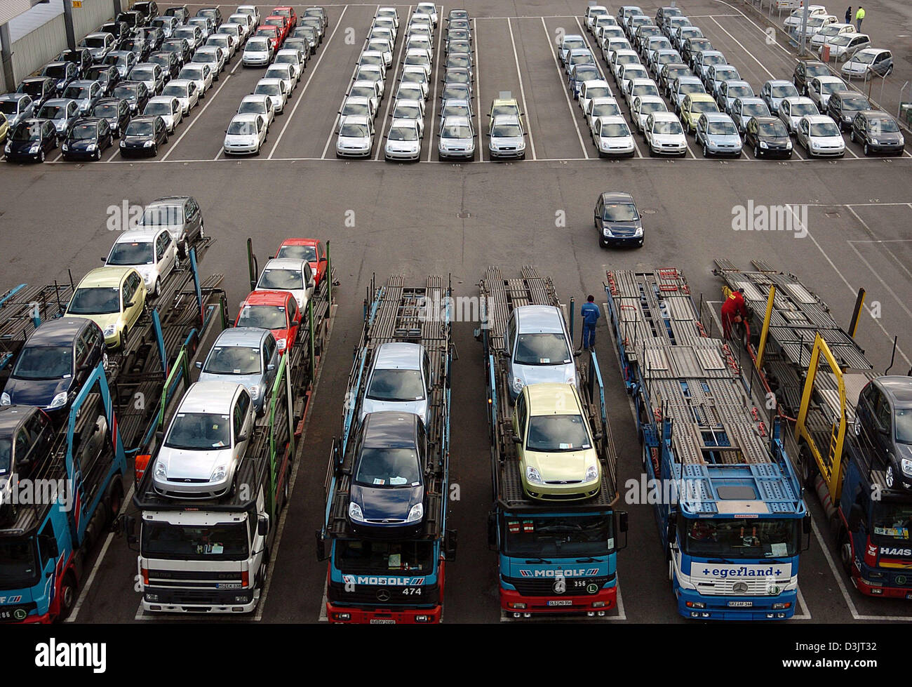 (Dpa) - beendete Ford "Fiesta" Modelle werden auf einen Autotransporter im Montagewerk für Ford in Köln, 13. Januar 2005 verschoben. Stockfoto