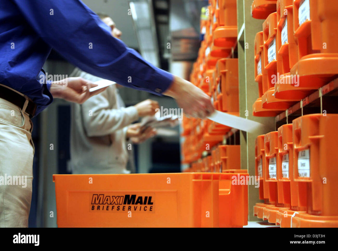(Dpa) - Mitarbeiter der privaten deutschen Postdienst MaxiMail manuell sortieren Briefe in Darmstadt, Deutschland, 13. Januar 2005. Etwa 50.000 bis 80.000 Briefe werden jeden Tag von MaxiMail in Darmstadt behandelt. Stockfoto