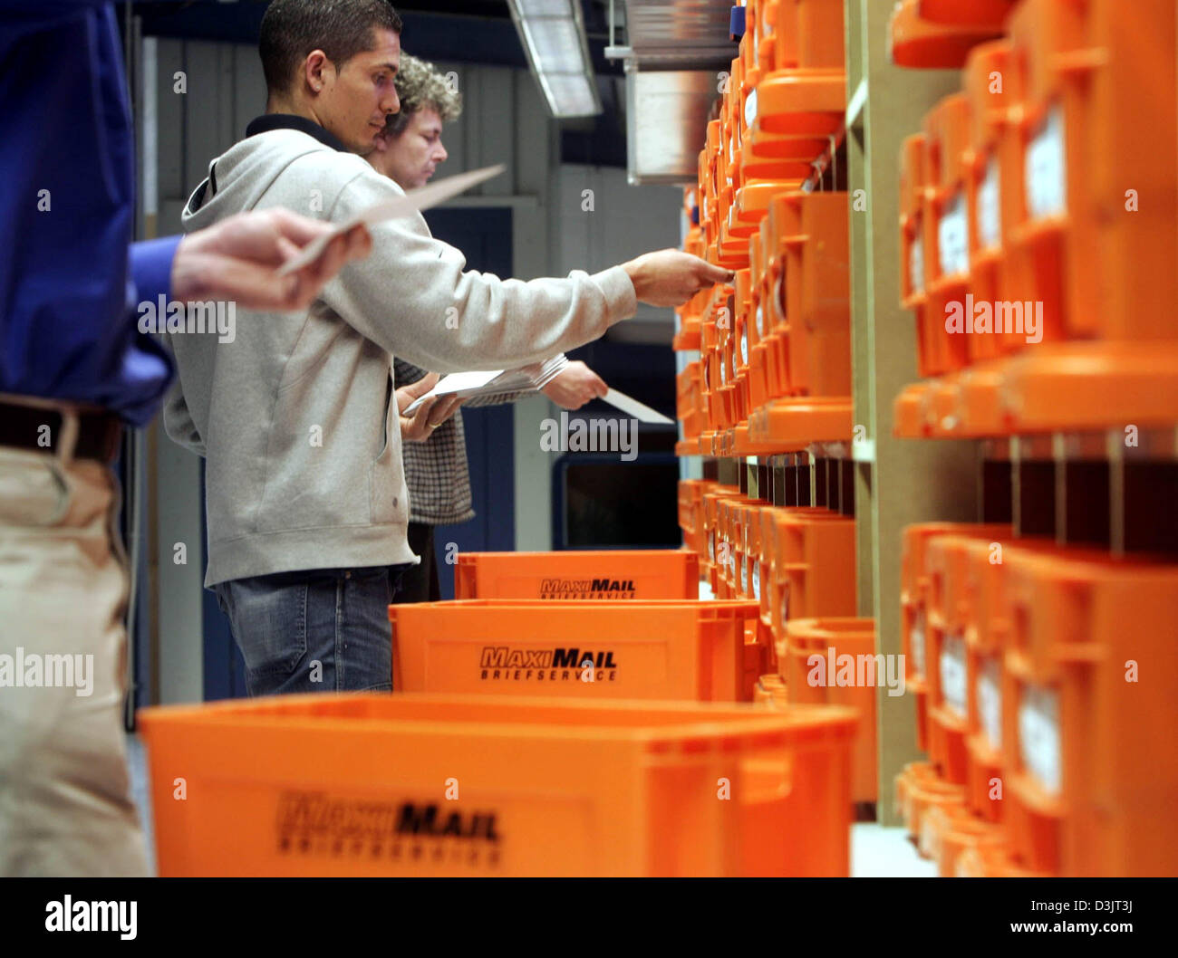 (Dpa) - Mitarbeiter der privaten deutschen Postdienst MaxiMail manuell sortieren Briefe in Darmstadt, Deutschland, 13. Januar 2005. Etwa 50.000 bis 80.000 Briefe werden jeden Tag von MaxiMail in Darmstadt behandelt. Stockfoto