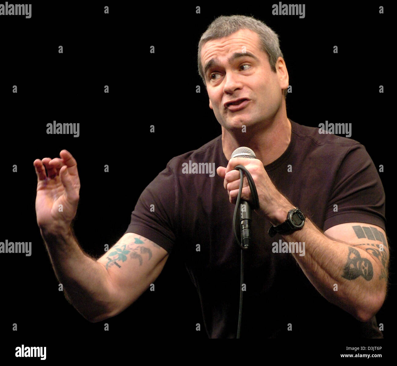 (Dpa) - U.S. rock-Sänger, Autor und Schauspieler Henry Rollins abgebildet während seiner "gesprochene Wort Show" am "Deutschen Schauspielhaus" (Deutsches Schauspielhaus) in Hamburg, Deutschland, 11. Januar 2005. Rollins wurde mit seiner Band Black Flag, einer der aggressivsten Post-Punks in den 1980er Jahren. Rollins galt auch umstritten, da er manchmal Kämpfe während seiner Konzerte hatte. Stockfoto