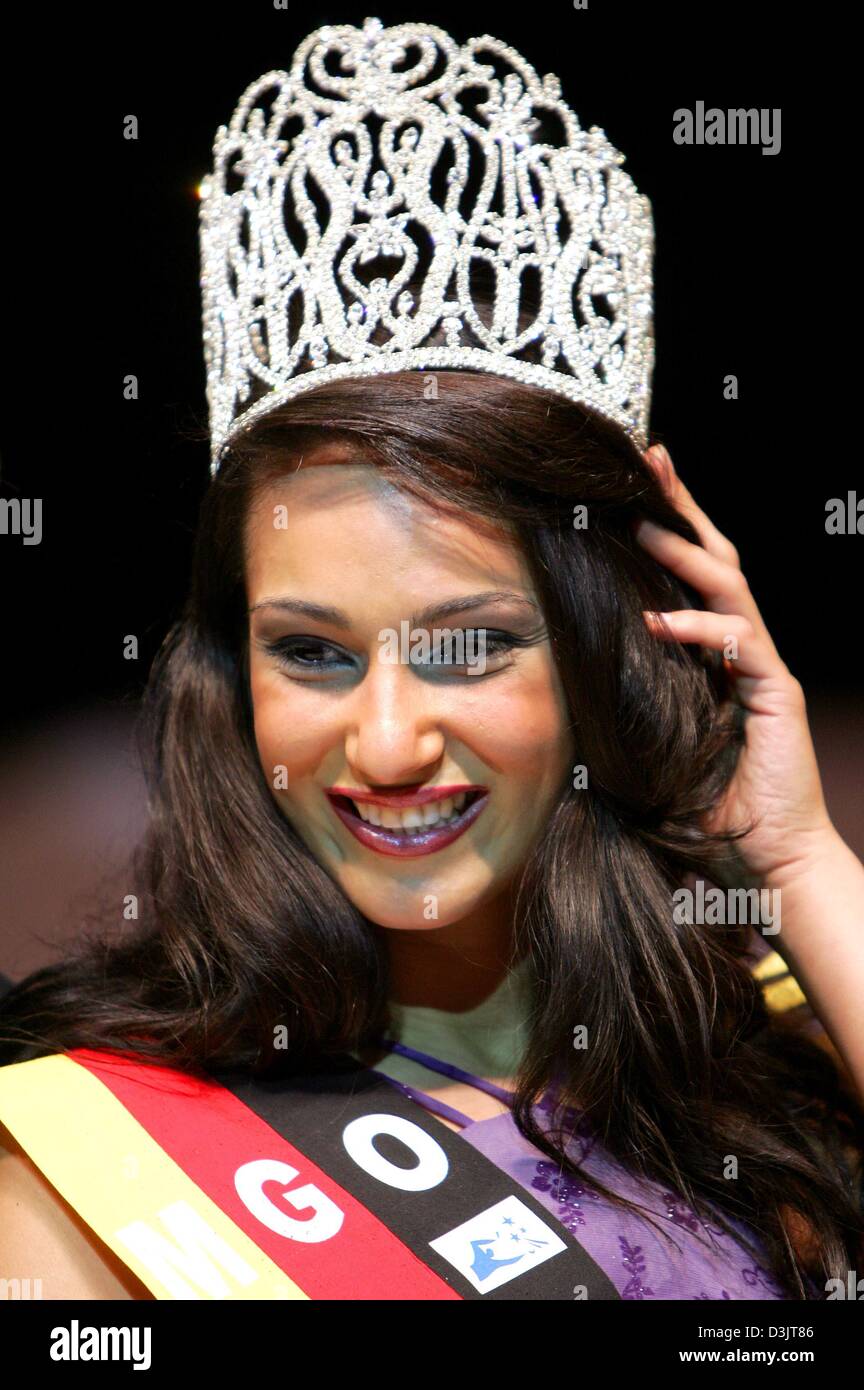 (Dpa) - Asli Bayram, die neue "Miss Deutschland 2005", lächelt nach ihrer Wahl im Eurogress-Gebäude in Aachen, Deutschland, 13. Januar 2005. Eine Jury wählte die 23 Jahre alte Studentin aus Köln im Finale, in dem 22 Kandidaten aus ganz Deutschland als die neue Schönheitskönigin teilgenommen. Der Gewinner erhielt zusammen mit dem Titel Preise auch die 50.000 Euro Amo lohnen Stockfoto