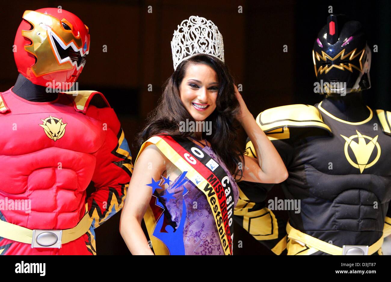 (Dpa) - Asli Bayram, die neue "Miss Deutschland 2005", stellt zwischen zwei "Power Rangers" nach ihrer Wahl im Eurogress-Gebäude in Aachen, Deutschland, 13. Januar 2005. Eine Jury wählte die 23 Jahre alte Studentin aus Köln während des Finales mit 22 Kandidaten aus ganz Deutschland die neue Schönheitskönigin. Der Gewinner erhielt mit dem Titel Preise auch die 50.000 Euro sind Stockfoto