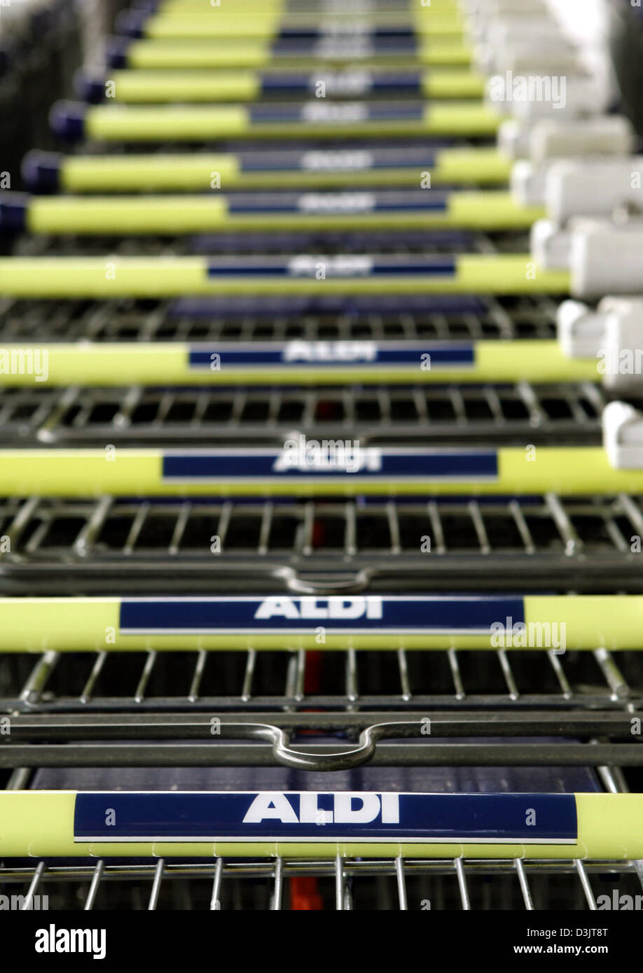 (Dpa) - das Foto zeigt Wagen bei einer Filiale der Supermarkt Discounter Aldi Sued (Aldi Süd) in Markt Schwaben, Deutschland, 8. November 2004. Stockfoto