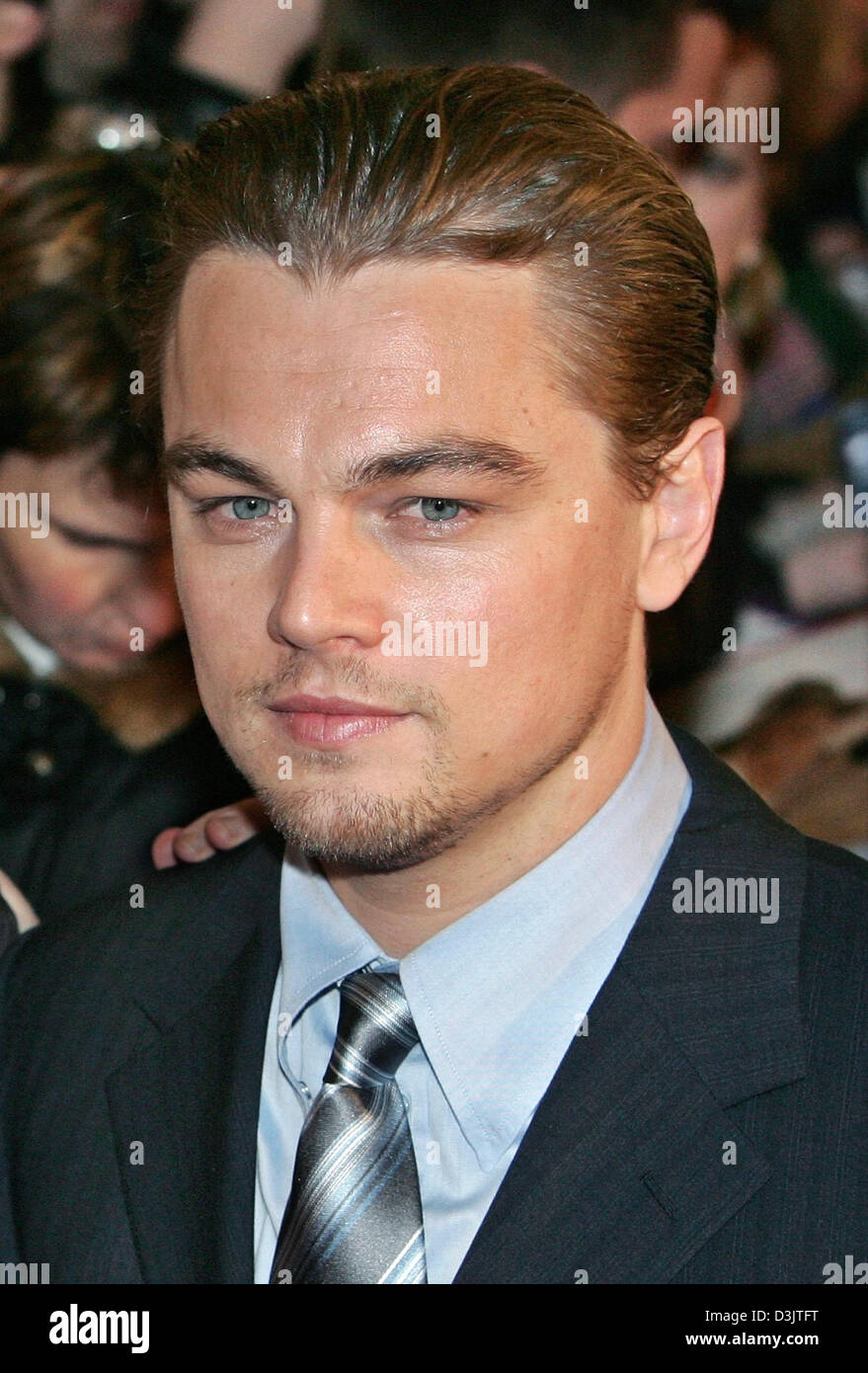 (Dpa) - US-Schauspieler Leonardo DiCaprio für die Deutschland-Premiere seines Films "Aviator" im Delphi-Kino in Berlin, Deutschland, 7. Januar 2005 kommt. Stockfoto