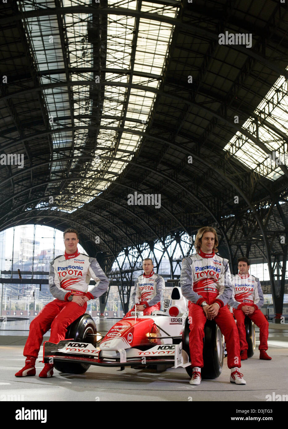 (Dpa) - deutscher Formel-1-Fahrer Ralf Schumacher (Front L-R), seinen italienischen Teamkollegen Jarno Trulli, die Testfahrer Olivier Panis (Frankreich, hinten L-R), und brasilianischen Ricardo Zonta Pose während der Präsentation des neuen Toyota-Formel 1 Rennwagen für die Saison 2005 auf der Bahn "Estacion de Franca" in der Innenstadt von Barcelona, Spanien, 8. Januar 2005 Station. Das Toyota-Team will t Stockfoto