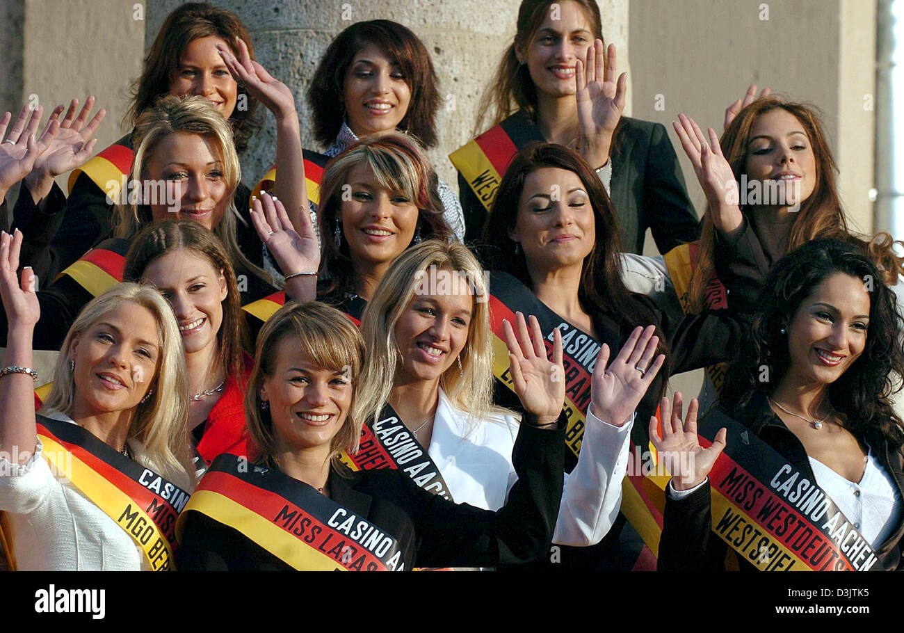 (Dpa) - die Kandidaten für die Wahl der Miss Germany posieren vor dem Casino in Aachen, Deutschland, 10. Januar 2005. Die 24 Finalisten kämpfen um den Titel der schönsten Frau Deutschlands am Donnerstag, 13. Januar 2005 in Aachen. Stockfoto