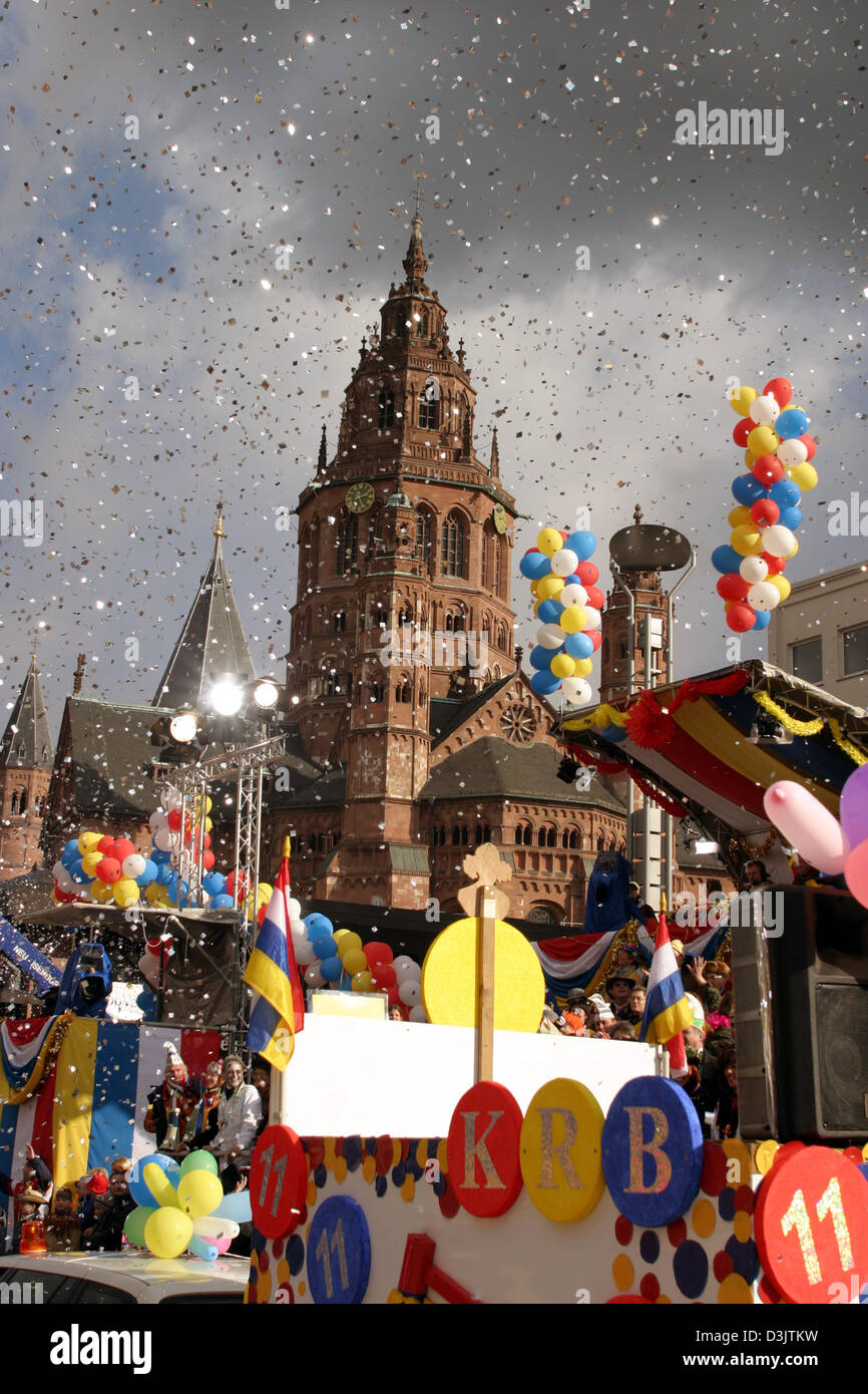 (Dpa) - fällt Konfetti auf einem festlichen LKW am Montag nach der Fastenzeit in Mainz, Deutschland, 23 Februar, 2004. Im Hintergrund sehen der Mainzer Dom. Stockfoto