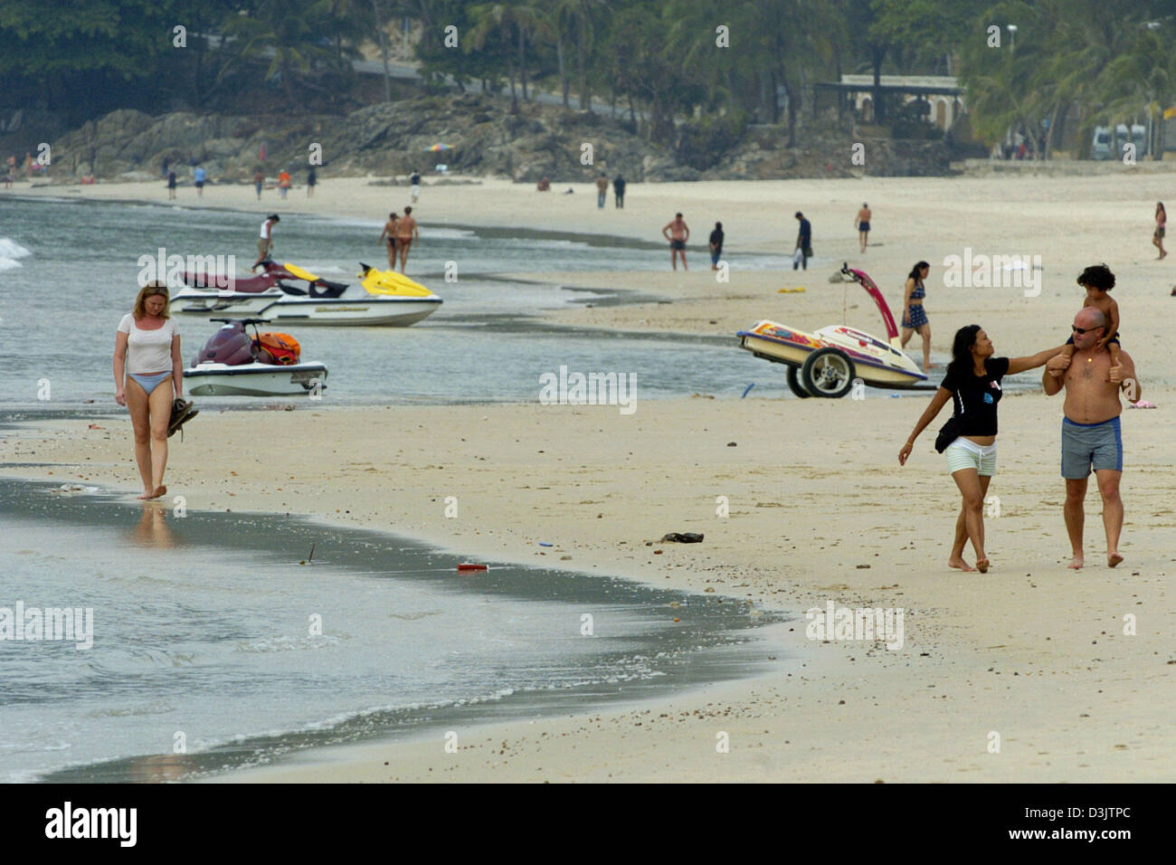 (Dpa) - nur wenige Touristen können man an den Strand von Patong auf Phuket, Thailand, Freitag, 7. Januar 2005. Vor etwa zwei Wochen, die eine riesige Flutwelle innerhalb von Minuten Thailands populären touristischen Strand mehrere Meter hoch überflutet. Laut offiziellen Zahlen 5.291 Menschen starben in Thailand allein während der Flutkatastrophe in Südasien. Stockfoto