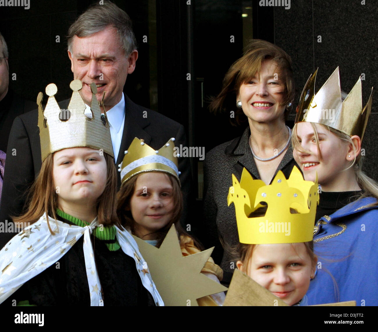 (Dpa) - Bundespräsident Horst Köhler und seine Frau Eva treffen 42 von der sogenannten "Sternensinger" (star Sänger) repräsentieren die drei Könige in Berlin, Deutschland, 6. Januar 2005. Die jungen "Könige" aus dem Erzbistum Köln an der 47. drei Könige singen Veranstaltung teilnehmen und sammeln Spenden für bedürftige Kinder. Stockfoto