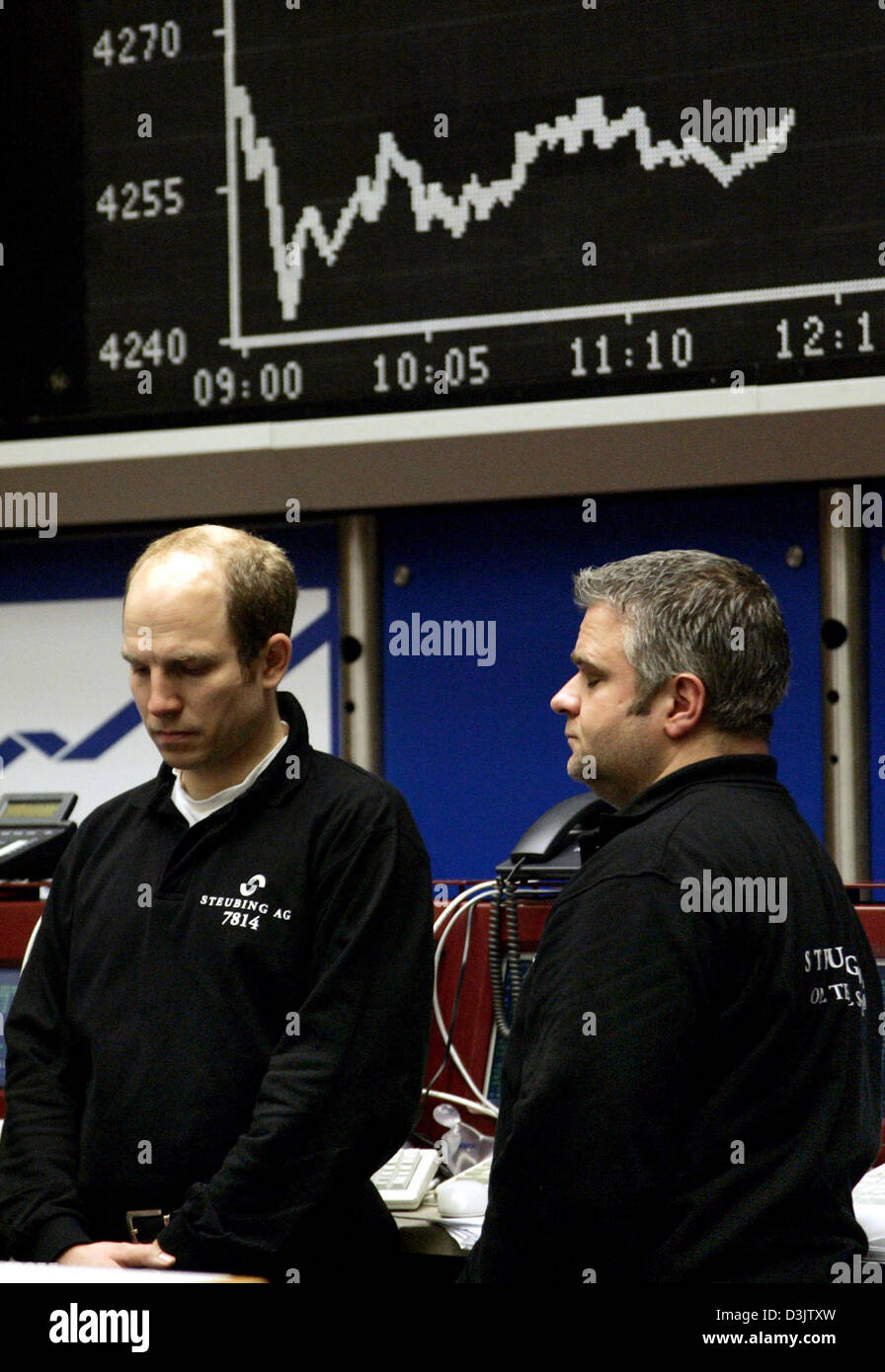 (Dpa) - Stock Broker für eine Minute des Schweigens an der Deutschen Börse in Frankfurt, Deutschland, 5. Januar 2005 stehen. Europaweit wurden die Opfer der Tsunami-Katastrophe in Südasien um 12:00 Uhr am Mittwoch mit einer Schweigeminute gedacht. Stockfoto