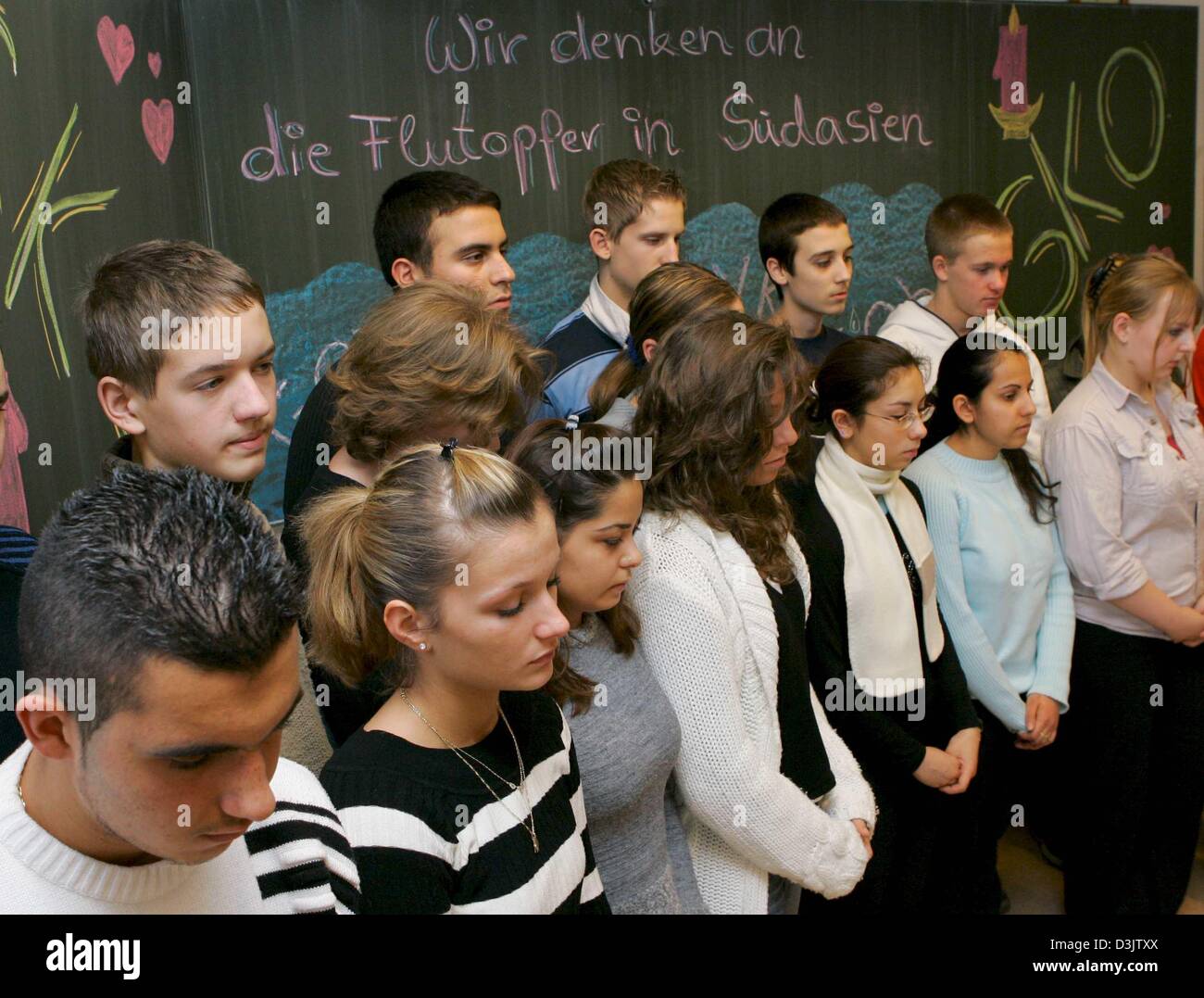 (Dpa) - Highschool-Schüler für eine Minute des Schweigens in der Gottfried Kinkel Schule in Berlin, Deutschland, 5. Januar 2005 stehen. Europaweit wurden die Opfer der Tsunami-Katastrophe in Südasien um 12:00 Uhr am Mittwoch mit einer Schweigeminute gedacht. Stockfoto