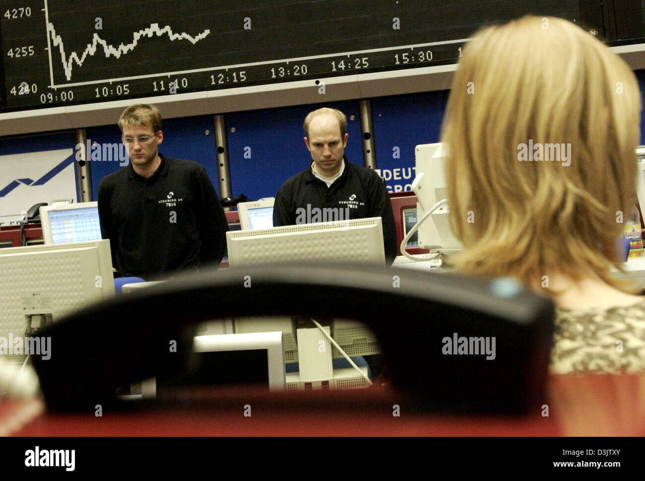 (Dpa) - Stock Broker für eine Minute des Schweigens an der Deutschen Börse in Frankfurt, Deutschland, 5. Januar 2005 stehen. Europaweit wurden die Opfer der Tsunami-Katastrophe in Südasien um 12:00 Uhr am Mittwoch mit einer Schweigeminute gedacht. Stockfoto