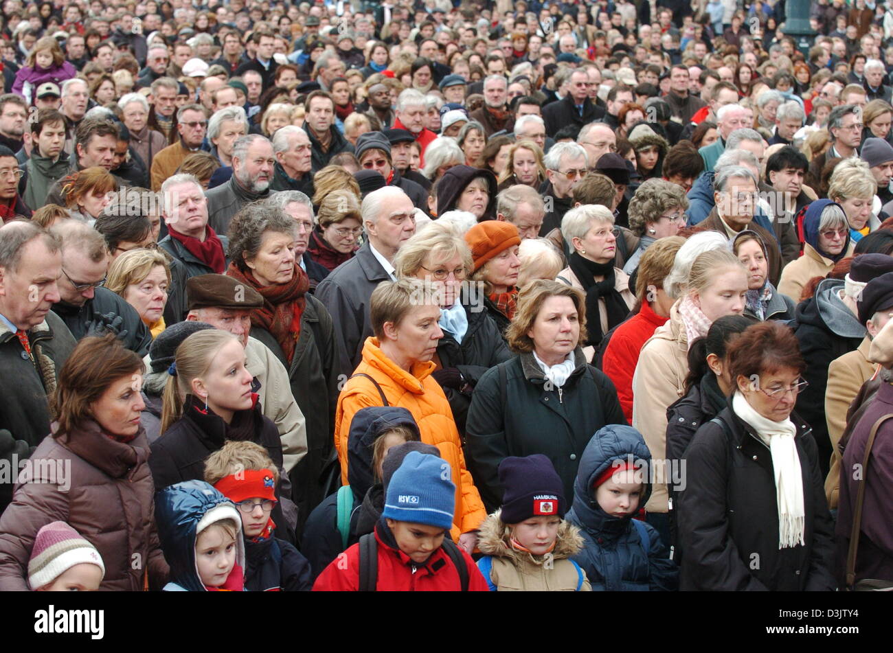 (Dpa) - Fußgänger für eine Minute des Schweigens auf dem Rathausplatz in Hamburg, Deutschland, 5. Januar 2005 stehen. Europaweit wurden die Opfer der Tsunami-Katastrophe in Südasien um 12:00 Uhr am Mittwoch mit einer Schweigeminute gedacht. Auch Radio- und TV-Stationen nahmen Teil an der Gedenkfeier. Mehr als 2.500 Menschen kamen, um den zentralen Platz in der Hamburger Innenstadt. Stockfoto