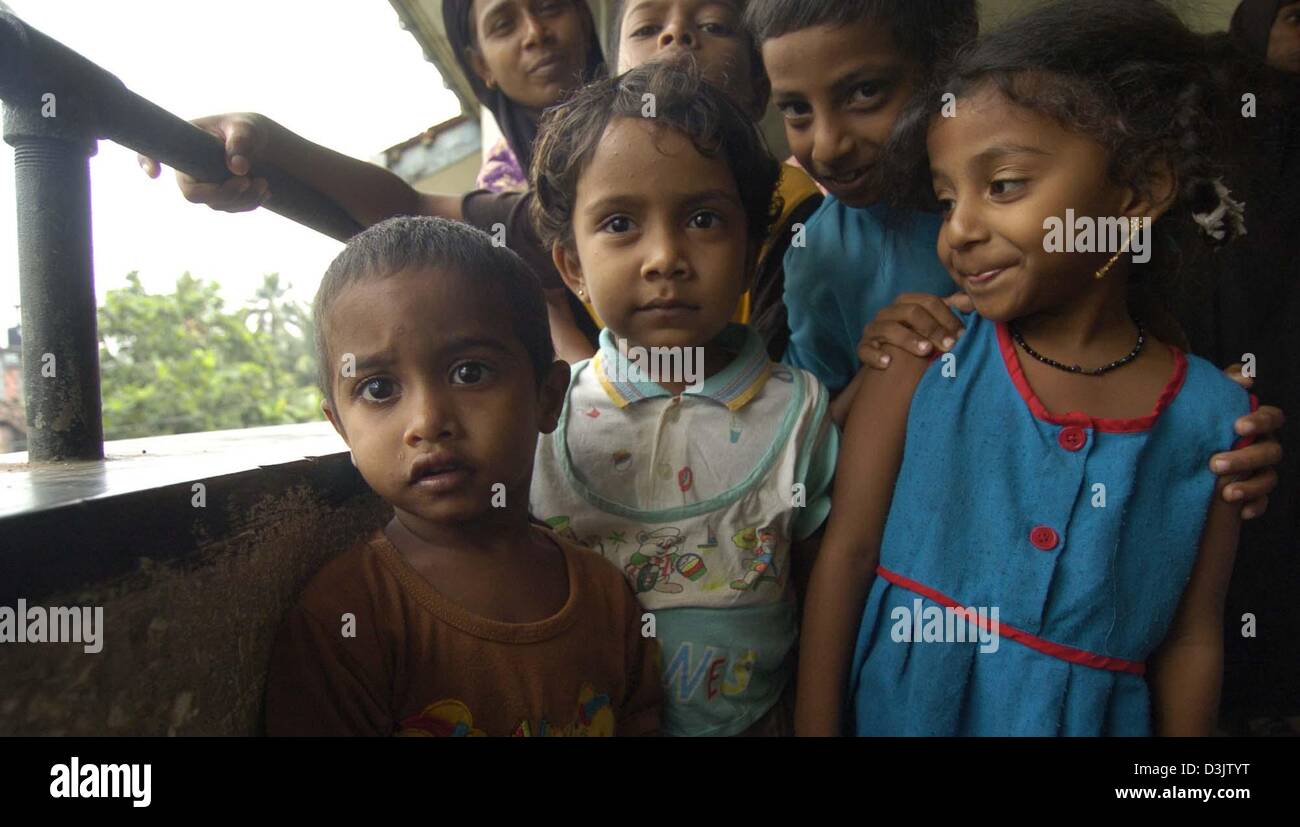 (Dpa) - von der jüngsten Tsunami-Katastrophe betroffenen Kinder zusammen in einem Flüchtlingslager in der Galle, Sri Lanka, 2. Januar 2005 stehen. Hunderttausende von Menschen, die in den Küstengebieten von Sri Lanka, die ihre Häuser verloren und von einem verheerenden Tsunami verursacht durch das Seebeben am 26. Dezember 2004 wurden rund 30.000 Menschen getötet. Stockfoto