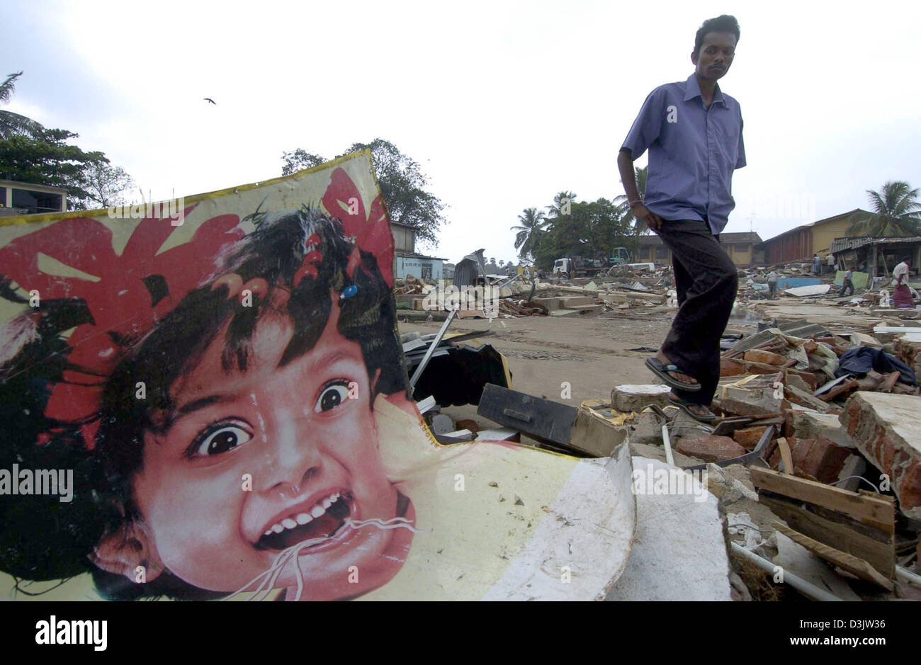  dpa geht ein mann durch die zerst rte stadt galle sri lanka 31