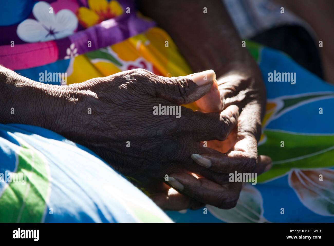 "Teilen unsere Geschichten" am See Kununnura mit lokalen Aborigine-ältesten, die Geschichten aus dem Leben, East Kimberley Region, Australien erzählen Stockfoto