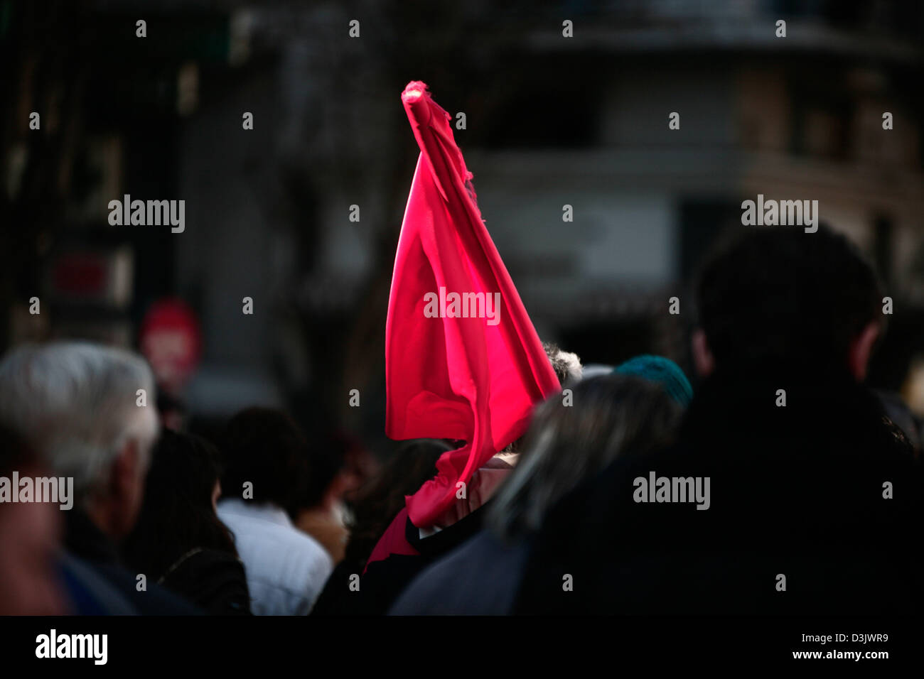 Thessaloniki, Griechenland. 20. Februar 2013. Demonstrant trägt eine rote Fahne. Griechenlands größte Gewerkschaften auf 24-stündigen Generalstreik aus Protest gegen die folgenden Sparpolitik der Regierung am 20. Februar 2013 in Thessaloniki, Griechenland. Bildnachweis: Konstantinos Tsakalidis / Alamy Live News Stockfoto