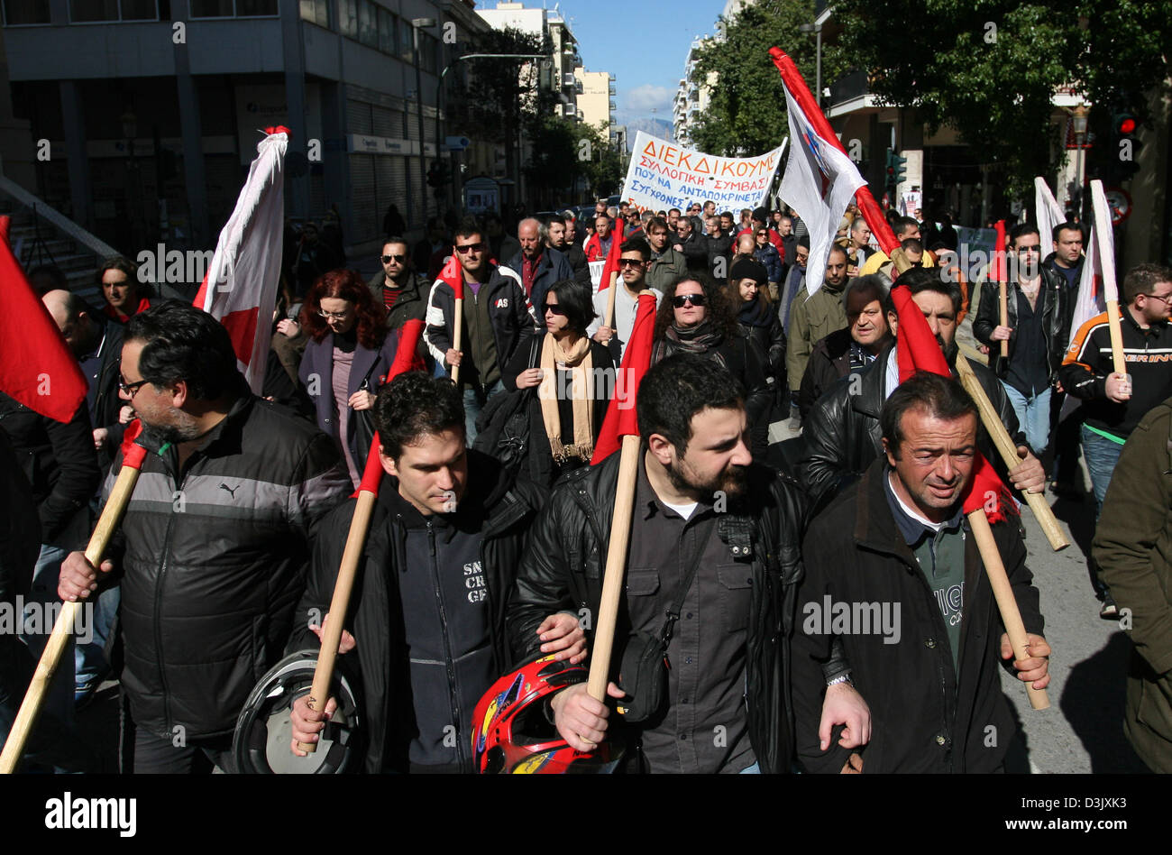 Patras, Griechenland. 20. Februar 2013.  Demonstranten riefen Parolen und marschierten durch die Stadt von Patras, Griechenland während eines 24-stündigen Streiks durch die Gewerkschaftsverbände GSEE und ADEDY genannt. Bildnachweis: Kunst der Fokus / Alamy Live News Stockfoto