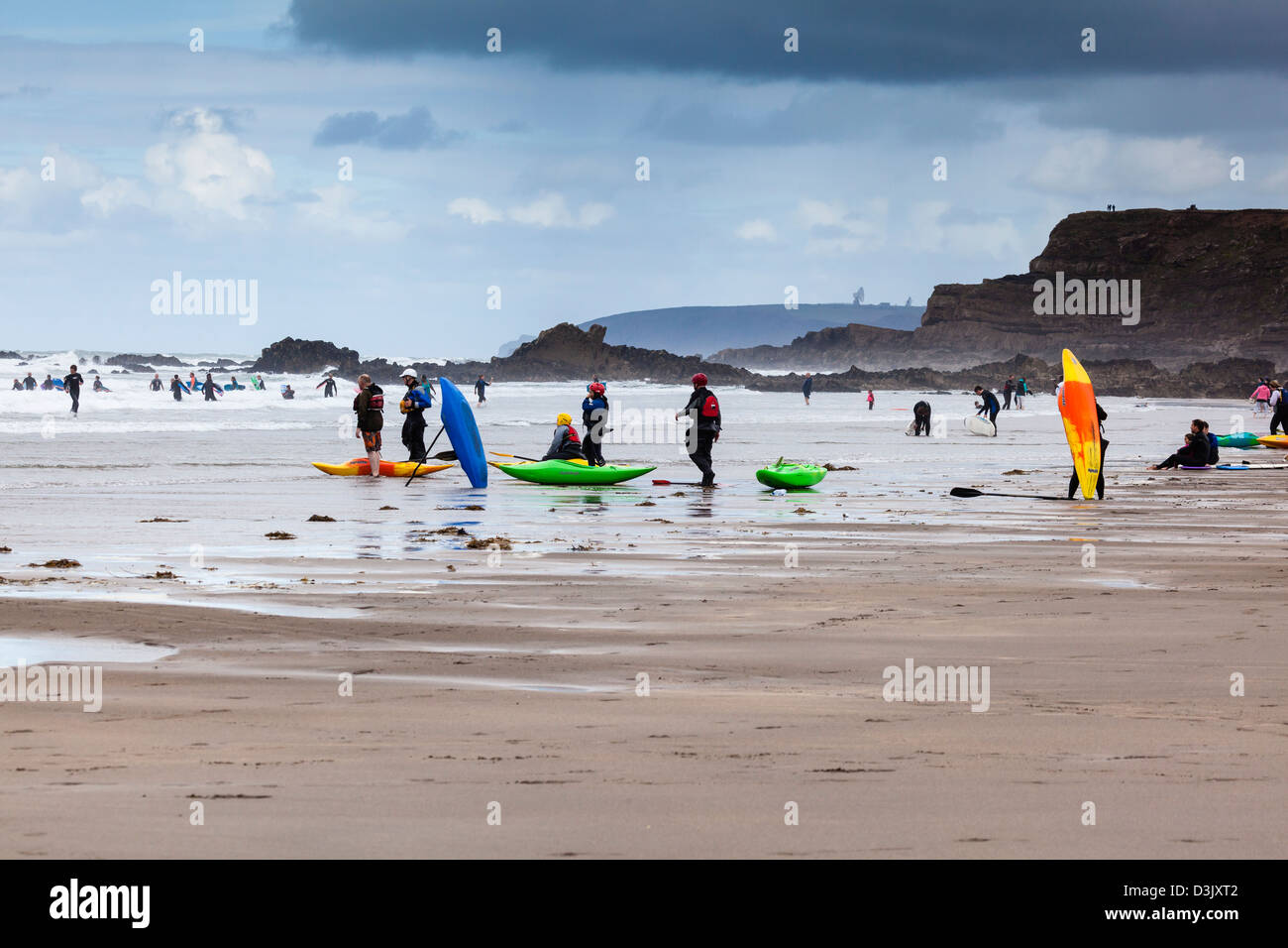 Gebucht, Surfen und Kajakfahren Strand von Black Rock Sand, Widemouth Bay, nr Bude, Cornwall Stockfoto