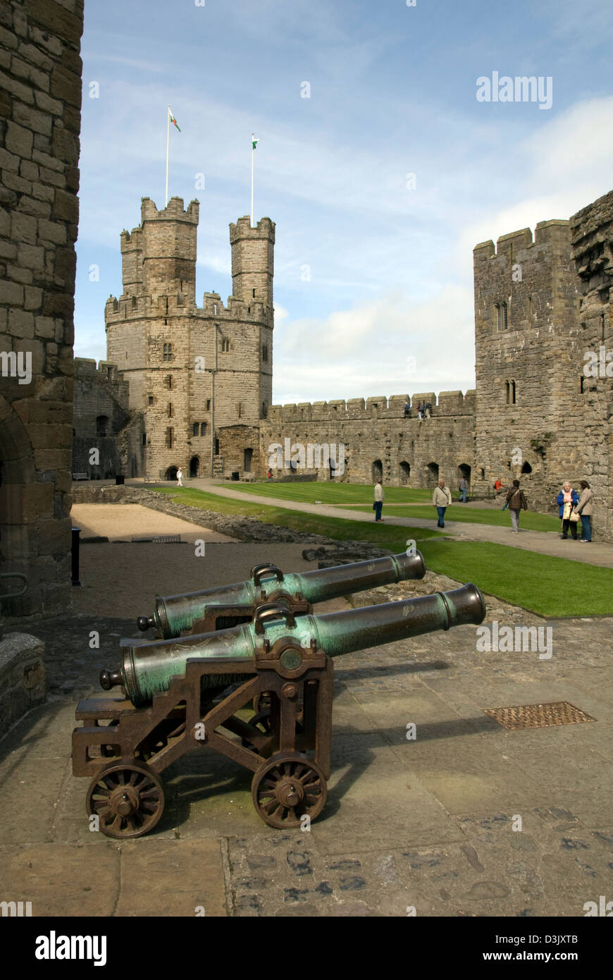 WALES; GWYNEDD; CAERNARFON; INNERHALB DER BURGMAUERN; KANONE IM VORDERGRUND Stockfoto