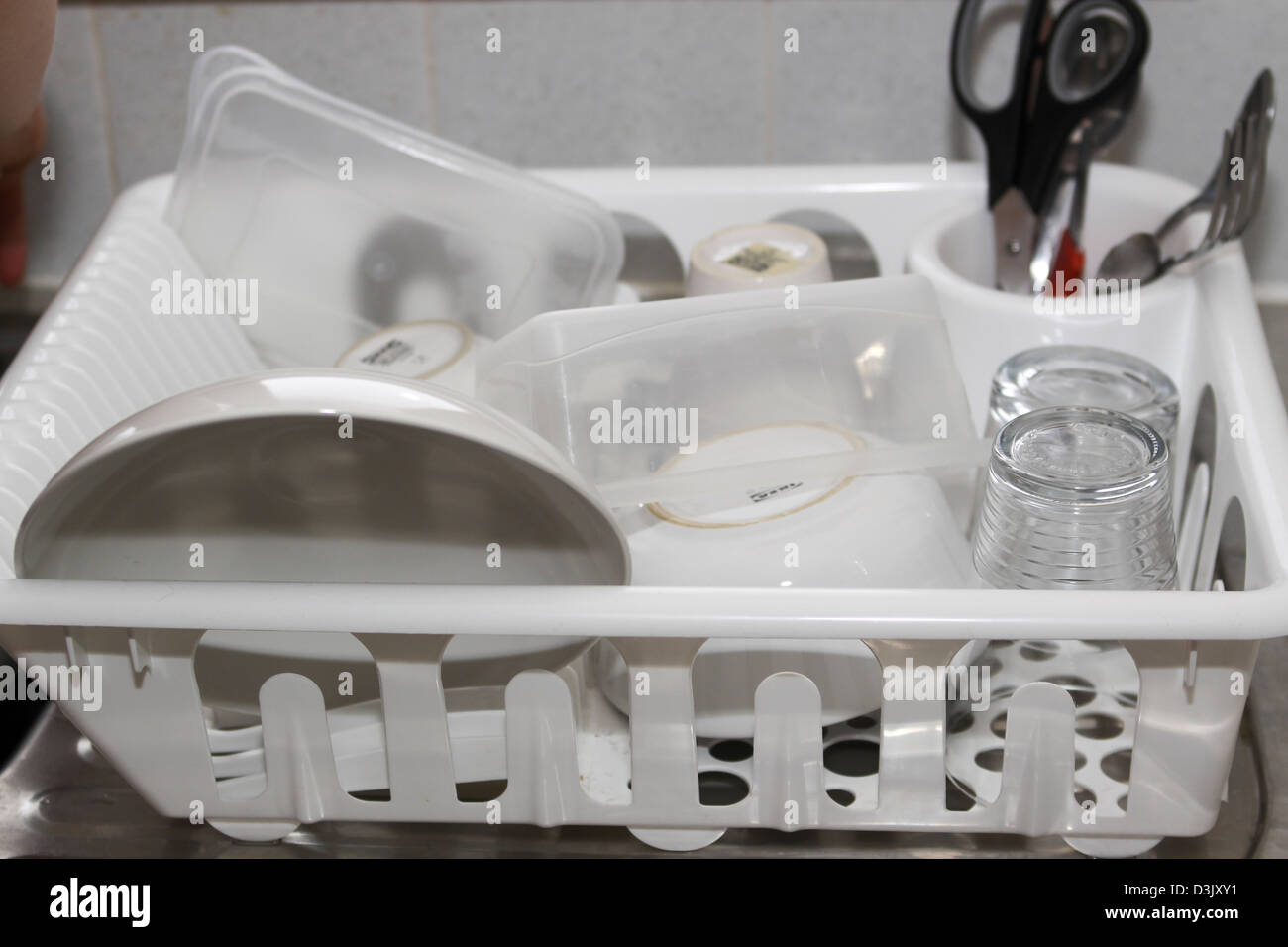 Gerichte aus Kunststoff Wäscheständer auf Abtropffläche Stockfoto