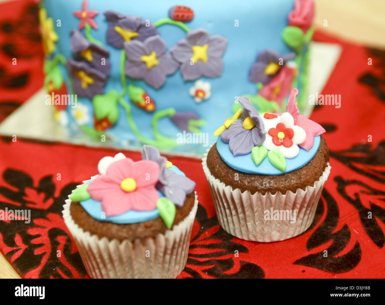 Hausgemachte Geburtstagstorte mit passender Tasse Kuchen Stockfoto