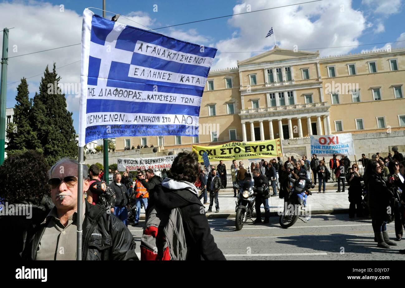 Athen, Griechenland. 20. Februar 2013. Demonstranten mit Banner marschieren in Griechenland auf der Straße vor dem Parlamentsgebäude während des Generalstreiks am 20.02.2013 in Athen. Der Streik wurde durch die Gewerkschaftsverbände GSEE und ADEDY genannt. Demonstranten wurden demonstrieren gegen die Sparmaßnahmen in Griechenland die Steuern erhöhte sich gesehen hat und Löhne, Renten und Schnitt zu verbringen. Foto: Michalis Karagiannis / Kunst der Fokus / Alamy Live News Stockfoto