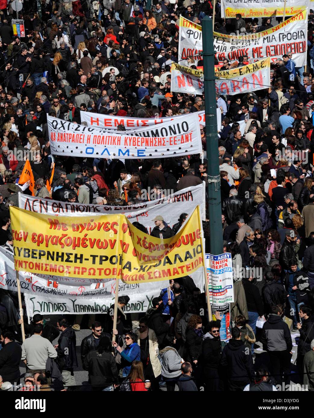 Athen, Griechenland. 20. Februar 2013. Demonstranten marschieren durch die Straßen während ein Generalstreik am 20.02.2013 in Athen, Griechenland. Der Streik wurde durch die Gewerkschaftsverbände GSEE und ADEDY genannt. Demonstranten wurden demonstrieren gegen die Sparmaßnahmen in Griechenland die Steuern erhöhte sich gesehen hat und Löhne, Renten und Schnitt zu verbringen. Foto: Giorgos Nikolaidis / Kunst der Fokus / Alamy Live News Stockfoto