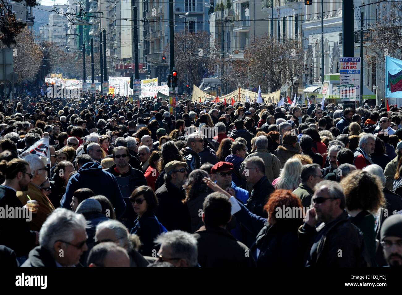 Athen, Griechenland. 20. Februar 2013. Demonstranten marschieren durch die Straßen während ein Generalstreik am 20.02.2013 in Athen, Griechenland. Der Streik wurde durch die Gewerkschaftsverbände GSEE und ADEDY genannt. Demonstranten wurden demonstrieren gegen die Sparmaßnahmen in Griechenland die Steuern erhöhte sich gesehen hat und Löhne, Renten und Schnitt zu verbringen. Foto: Giorgos Nikolaidis / Kunst der Fokus / Alamy Live News Stockfoto