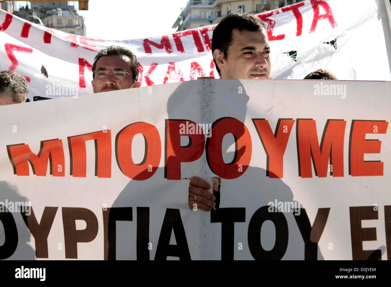 Thessaloniki, Griechenland. 20. Februar 2013. Ein Demonstrant hält einen Banner während ein Generalstreik am 20.02.2013 in Thessaloniki, Griechenland. Der Streik wurde durch die Gewerkschaftsverbände GSEE und ADEDY genannt. Protestierender demonstrierten gegen die Sparmaßnahmen in Griechenland die Steuern erhöhte sich gesehen hat und Löhnen, Renten und öffentlichen Ausgaben Schnitt.  Bildnachweis: Kunst der Fokus / Alamy Live News Stockfoto