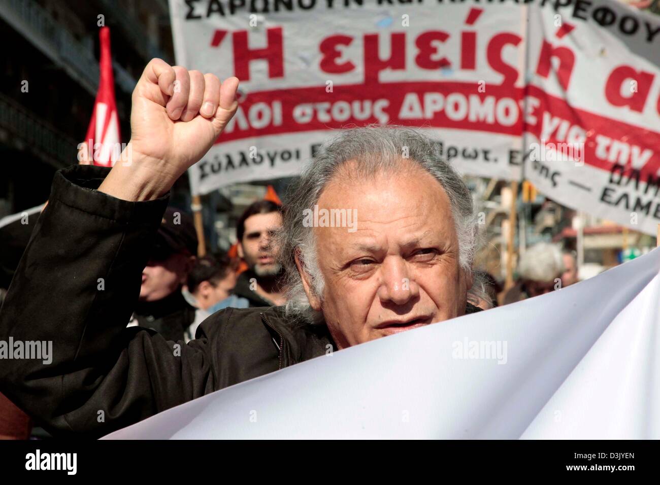 Thessaloniki, Griechenland. 20. Februar 2013. Ein Demonstrant hält einen Banner während ein Generalstreik am 20.02.2013 in Thessaloniki, Griechenland. Der Streik wurde durch die Gewerkschaftsverbände GSEE und ADEDY genannt. Protestierender demonstrierten gegen die Sparmaßnahmen in Griechenland die Steuern erhöhte sich gesehen hat und Löhnen, Renten und öffentlichen Ausgaben Schnitt.  Bildnachweis: Kunst der Fokus / Alamy Live News Stockfoto