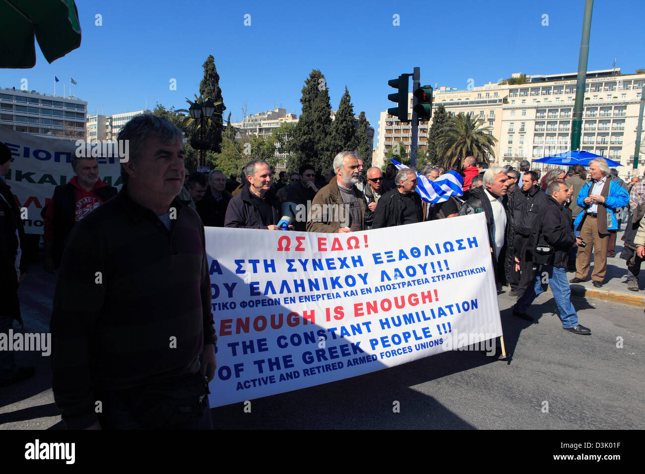 Griechenland, Athen. 20. Februar 2013. Anti-Sparkurs Protest. Demonstranten aus der Streitkräfte Union mit einem Banner in Griechisch und Englisch. Bildnachweis: Terry Harris / Alamy Live News Stockfoto