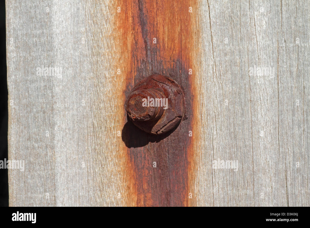 Rostige alte Schraube Färbung Holz am Pier von Seashore. Großbritannien Stockfoto
