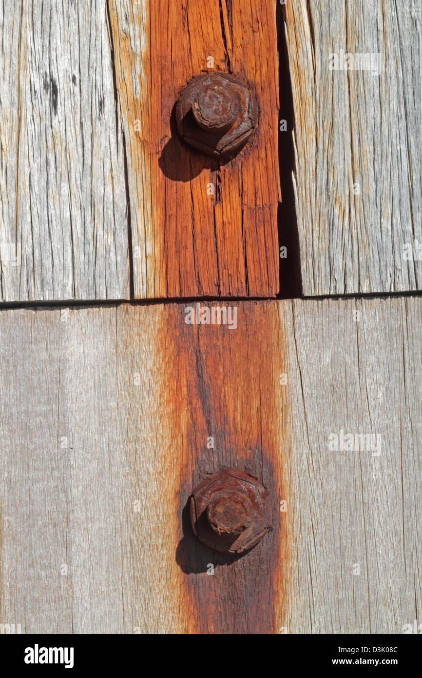 Rostigen schrauben Färbung Holz am Pier von Seashore. Großbritannien Stockfoto