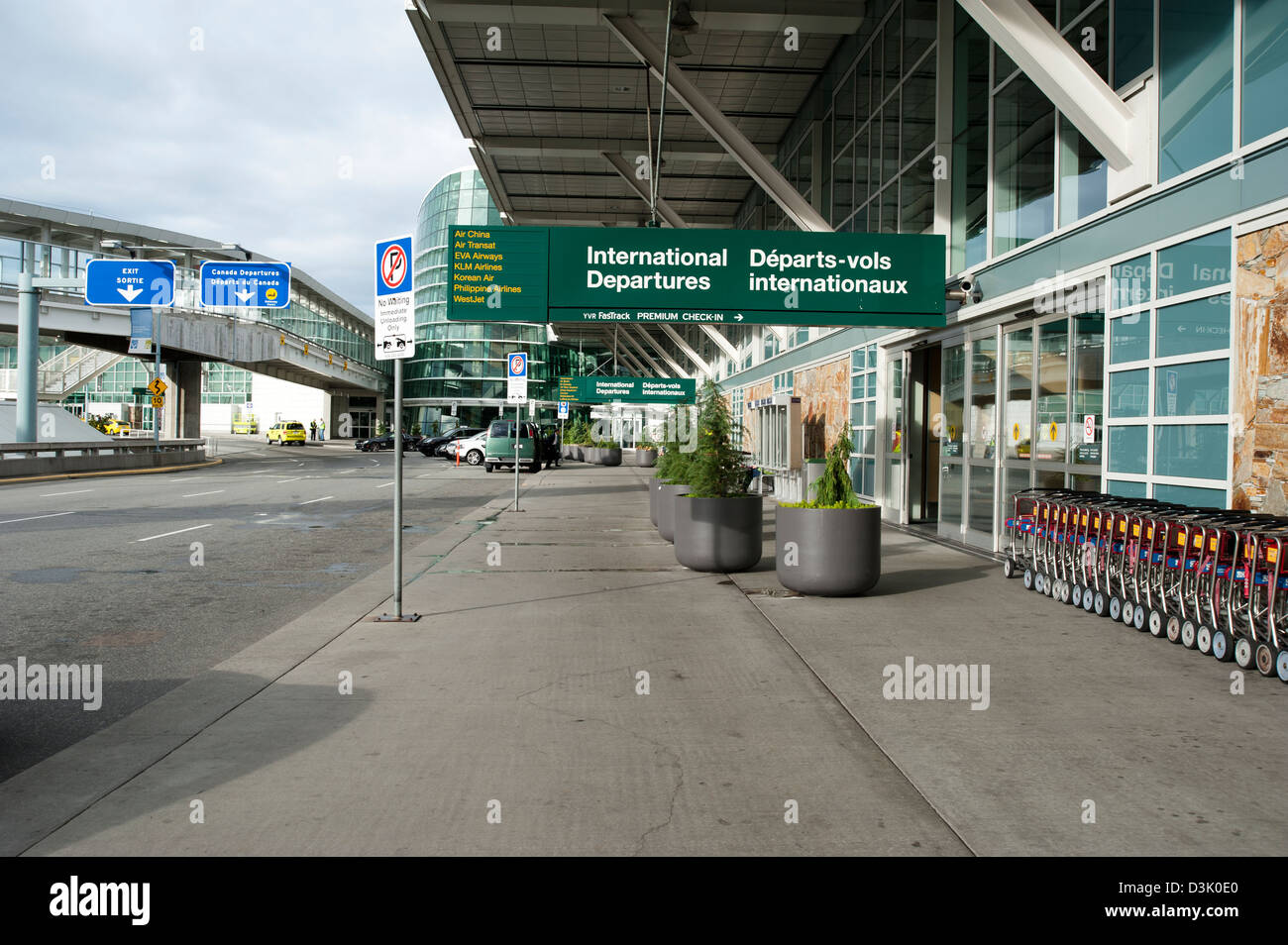 Vor dem internationalen Terminal am Flughafen von Vancouver, British Columbia, Kanada Stockfoto