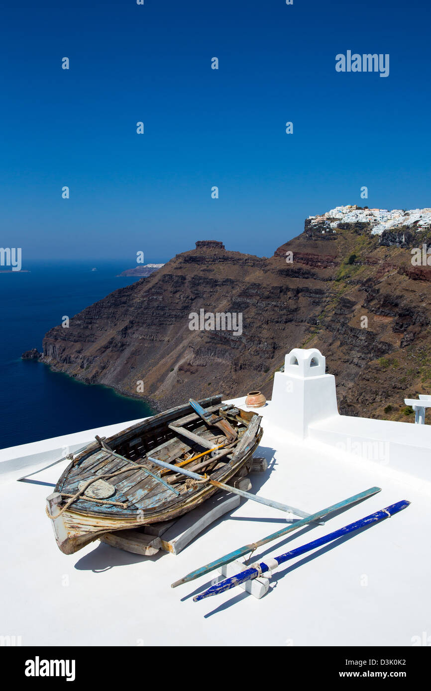 Boot für die Dekoration auf dem Dach eines Gebäudes in Santorini. Meer unter. Stockfoto