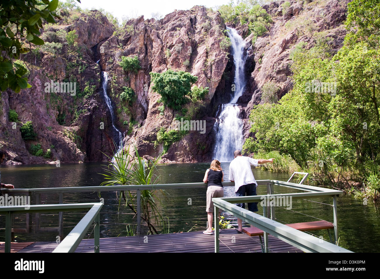 Umgeben von üppigen Regenwald Monsunklima, ist malerische Wangi Falls die beliebteste Attraktion im Litchfield National Park, NT, AUST Stockfoto