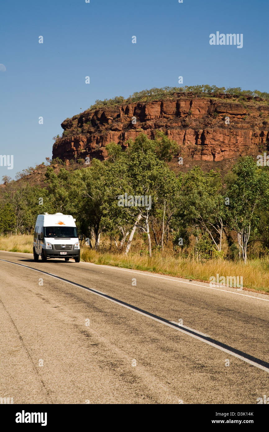Die Victoria Highway ist eine beliebte Route für RV Camper, das in der Nähe der Gemeinde Victoria River, Northern Territory, Australien Stockfoto