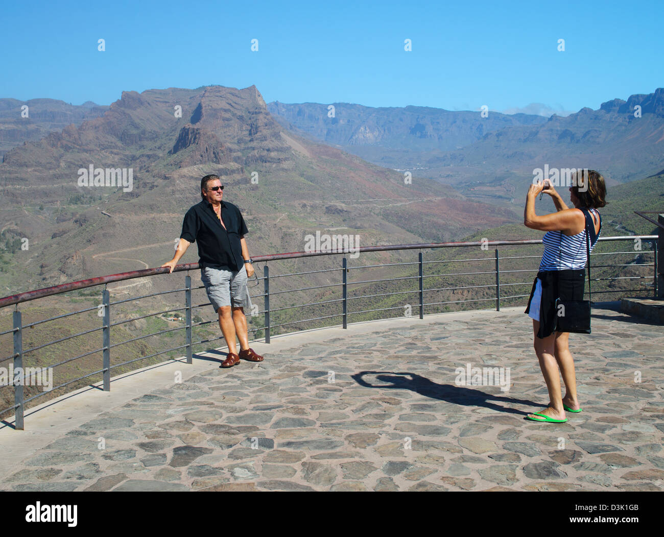 Frau fotografieren Partner Aussichtspunkt Degollada de las Yeguas Gran Canaria Stockfoto