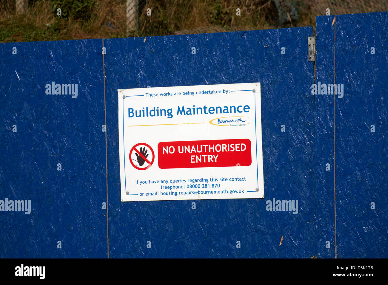 Keine unerlaubten Einreise, die diese Werke von Building Maintenance Bournemouth Borough Council Zeichen auf blauem Zaun durchgeführt werden Stockfoto