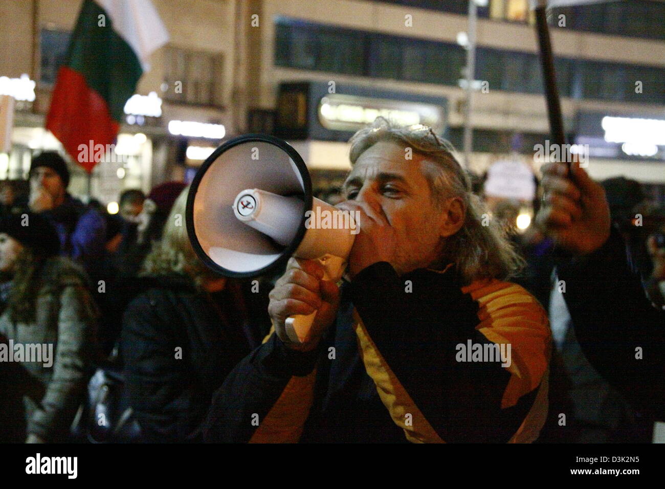 Sofia, Bulgarien. 20. Februar 2013.  Demonstrator Geschrei Protest Parolen durch ein Megaphon. Bildnachweis: Johann Brandstatter / Alamy Live News Stockfoto
