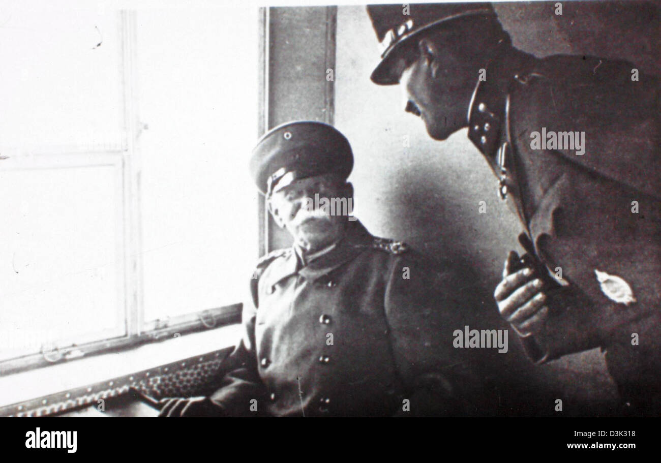 Ein historisches Foto aus dem Jahr 1916, das Charles Donald Larson und Hauptmann Macher an Bord der deutschen Graf Zeppelin L30 zeigt und die Ära des Luftschiffbetriebs während des Ersten Weltkriegs beleuchtet Stockfoto