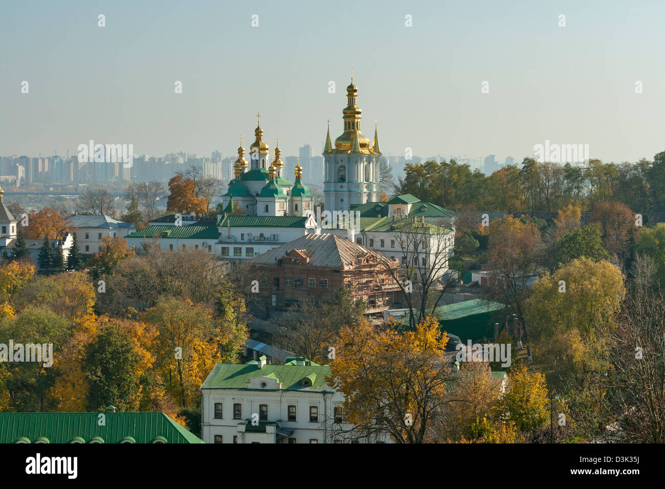 Kiew-Übersicht mit Kiewer Höhlenkloster und Vydubichi Kloster. Stockfoto