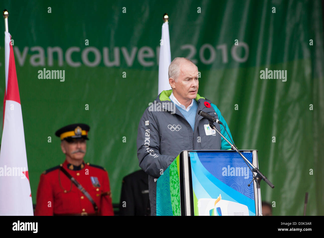 John Furlong Olympiade CEO sprechen kommt die Olympische Flamme in Victoria-Victoria, British Columbia, Kanada. Stockfoto