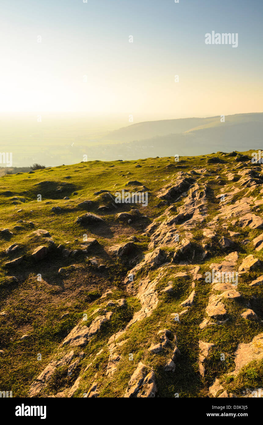 Kalkstein-Felsen auf Crook Höhepunkt in den Mendip Hills mit Bleadon Hügel in der Ferne. Axbridge, Somerset, England. Stockfoto